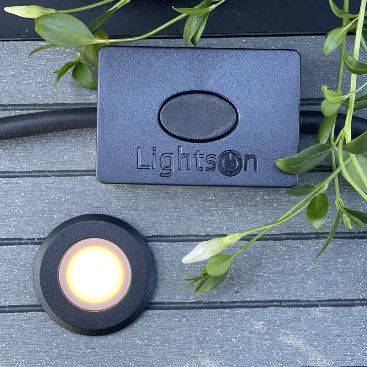Dimmer Zwart Van Lightson - U plaatst de dimmer eenvoudig voor de lampen die u wilt dimmen en bedient deze vervolgens met de bediening op de dimmer.