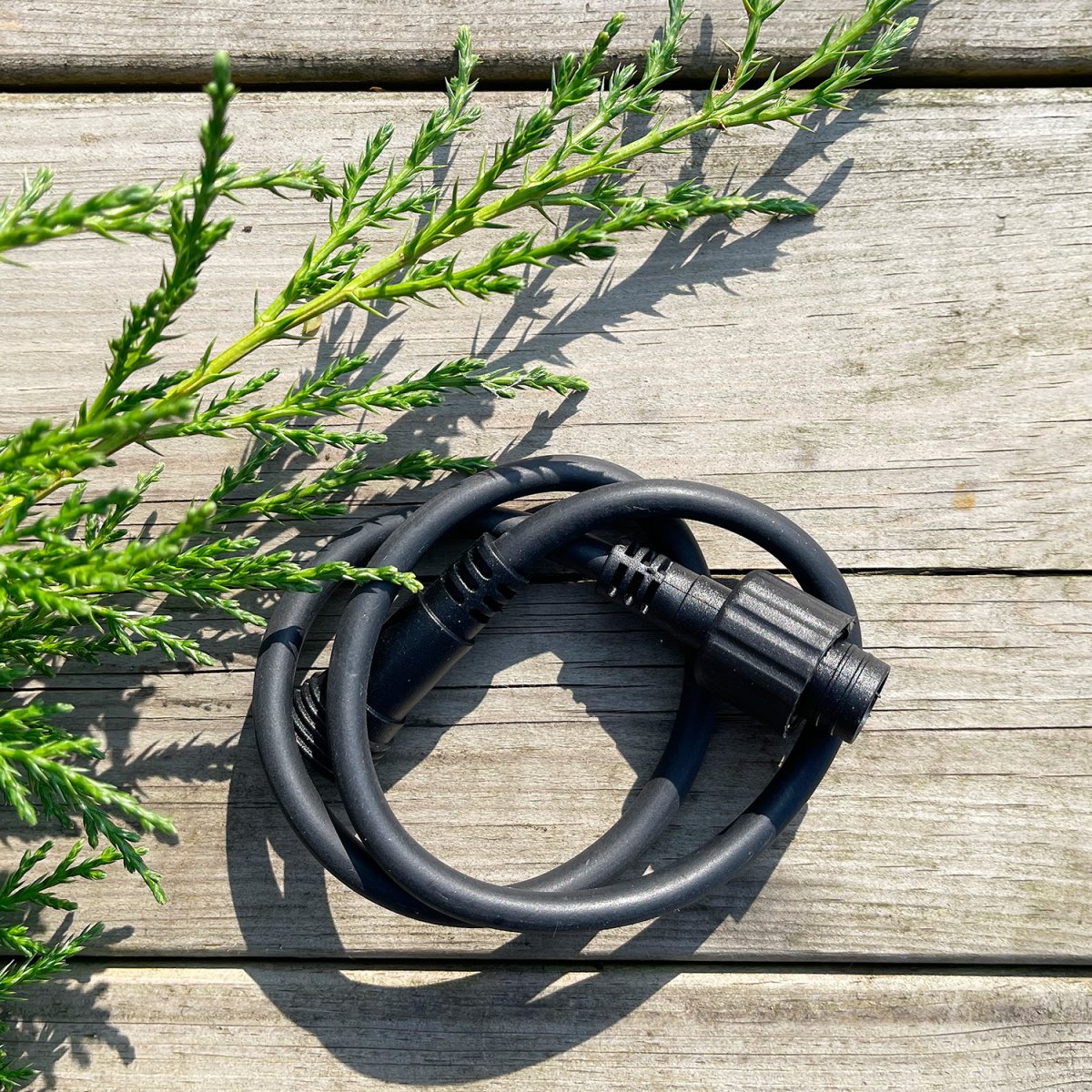 Kabel 0.5m Zwart Van Lightson - Wilt u de kabels door een buis laten lopen, bijvoorbeeld onder een geplaveid wandelpad, houd dan rekening met het volgende: De diameter van de snelkoppelingen is 22 mm.