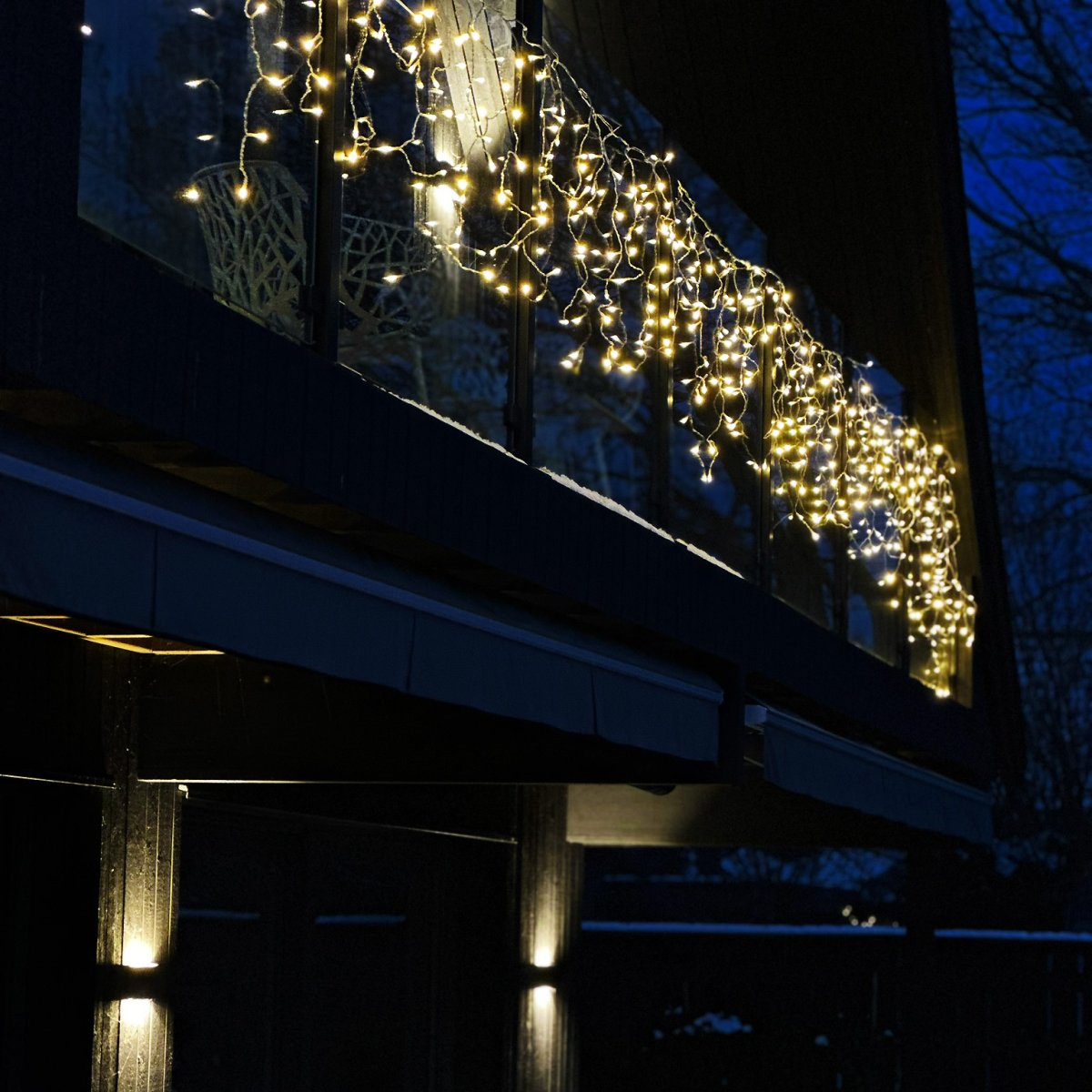 Ice Transparant Van Lightson - Met een totale lengte van 10m (+3m startkabel) is Ice perfect voor plaatsing in de schaduw van het dak / op; dit hek, maar ook langs hekken en muren.