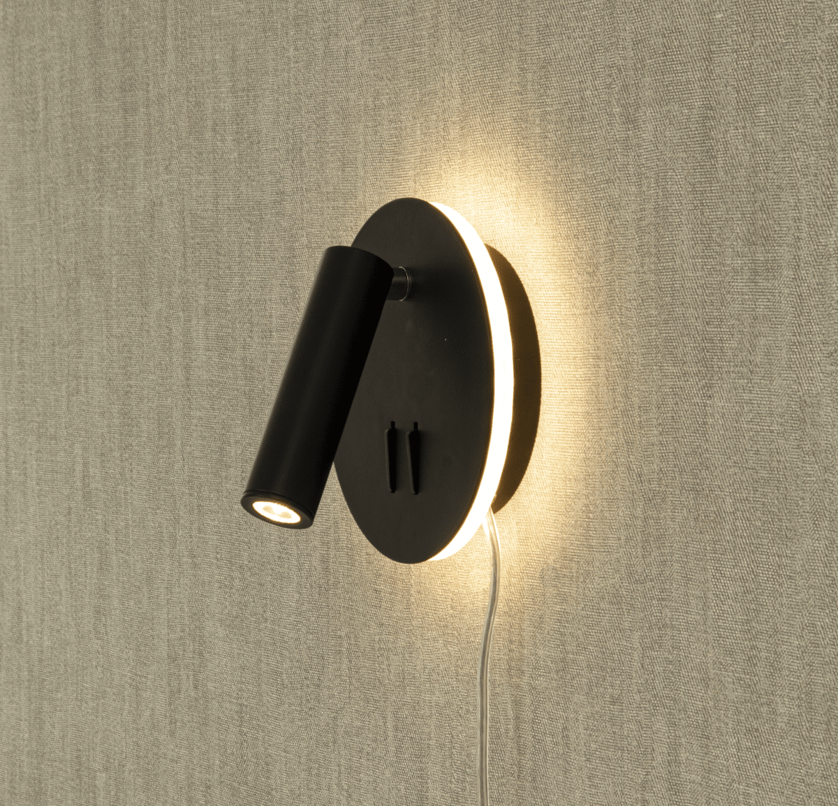 Ace Zwart leeslamp Van Aneta Lighting - De lamp is voorzien van een leeslamp met een verstelbare kop en indirecte verlichting die de muur rondom de lamp verlicht.