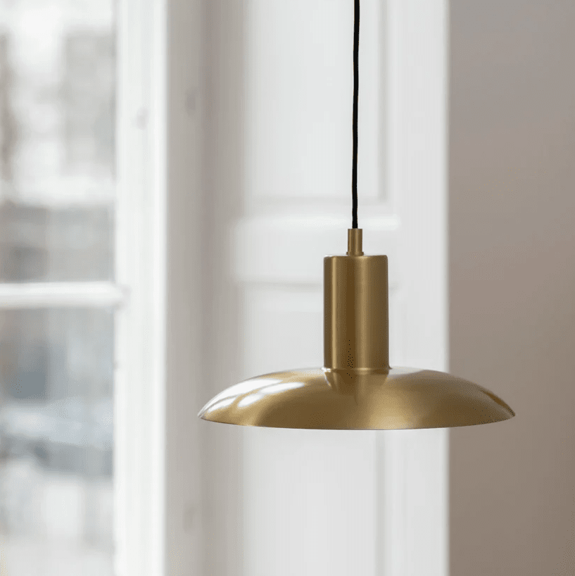 Vega Ø25 Mat messing hanglamp Van H. Skjalm P - De Vega hanglamp is een elegante lamp in mat messing die een breed en zacht licht verspreidt en zo een warme en uitnodigende sfeer cre&euml;ert.