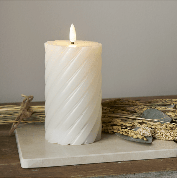 LED Stompkaars Flamme Swirl Van Star Trading - Gedraaide witte waskaars uit de Flamme-serie.