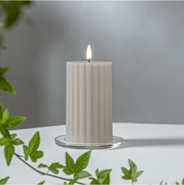LED Stompkaars Flamme Stripe Beige Van Star Trading - Deze kaars op batterijen met warm wit licht is een prachtige decoratie, zowel alleen als in een groepje met andere kaarsen uit de Flamme-serie.