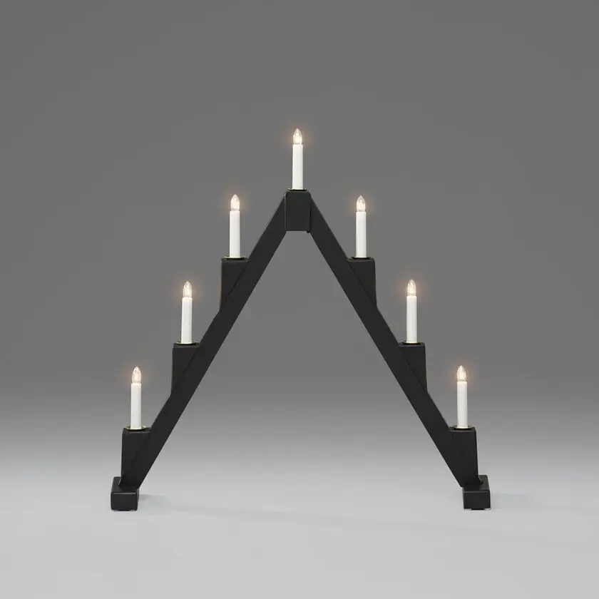 Candelabra 7 Lights Zwart Van Konstsmide - Opvouwbare elektrische kandelaar met 7 kaarsen, gemaakt van zwart geverfd hout, versierd met messing ringen rond elke kaars voor een elegante toets.