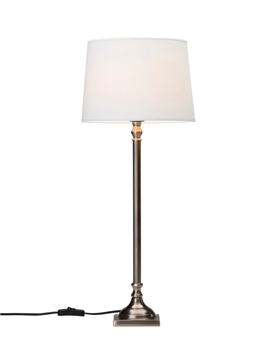 Margot 63cm Antiek zilver tafellamp Van PR Home - De lampenvoet is 41 cm hoog en 10,5 cm diep, heeft een 1,6 m lang zwart kunststof snoer met een aan/uit-schakelaar.