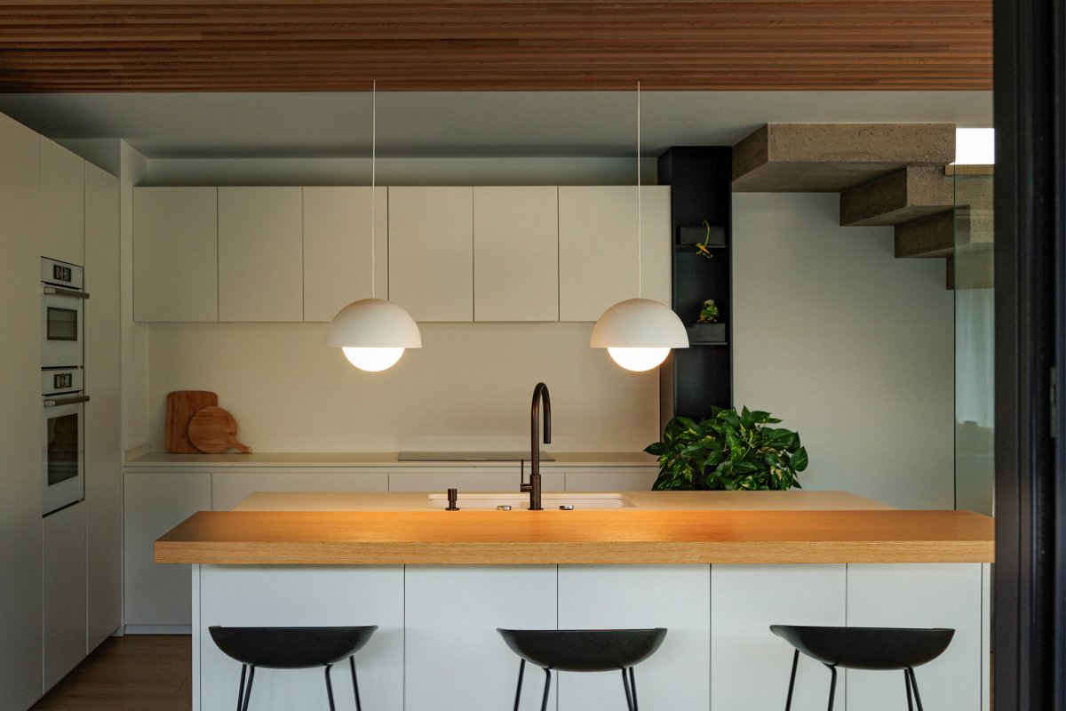 Marisol Ø30 Wit hanglamp Van Faro Barcelona - Met zijn witte afwerking past Marisol perfect in elke ruimte, van de keuken en woonkamer tot de hal en eetkamer.