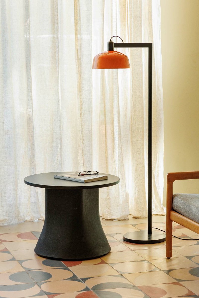 Tatawin Rood-oranje vloerlamp Van Faro Barcelona - Tatawin is een staande lamp met een zwarte structuur en een rood-oranje metalen kap die gericht licht verspreidt.