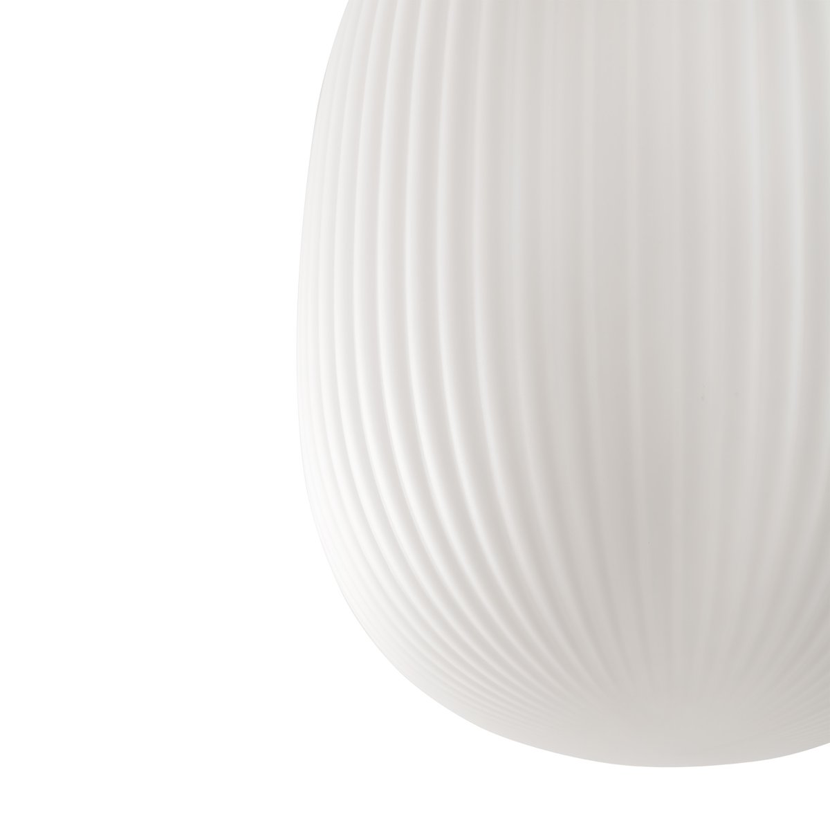 Isabelle Ø30 Wit hanglamp Van Faro Barcelona - Het opaalwitte glas verspreidt een warm en aangenaam licht, terwijl het oppervlak met schaduwen speelt en een levendige uitstraling cre&euml;ert.