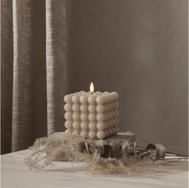 LED Stompkaars Flamme Dot Beige Van Star Trading - Deze kaars op batterijen is een prachtige decoratie, zowel alleen als in een groepje met andere kaarsen uit de Flamme-serie.