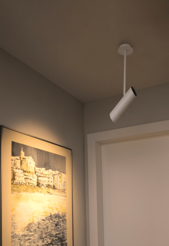 Link Wit spot Van Faro Barcelona - Het stijlvolle ontwerp combineert esthetiek en functionaliteit, waardoor de lamp een perfecte keuze is voor moderne interieurs.