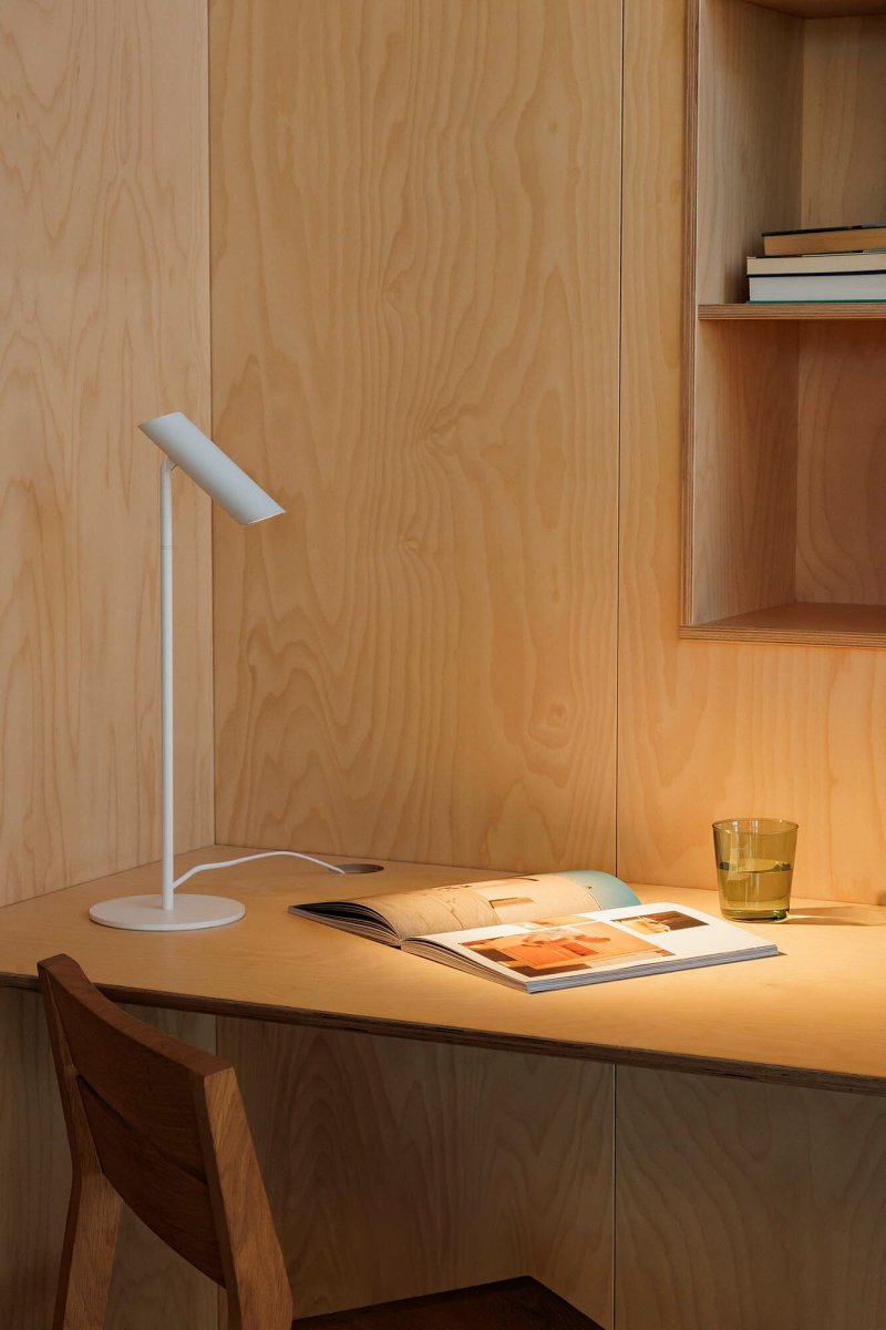 Leo 48cm Wit bureaulamp Van Faro Barcelona - Leo is een witte tafellamp met ge&iuml;ntegreerde led die veelzijdigheid combineert met modern design.
