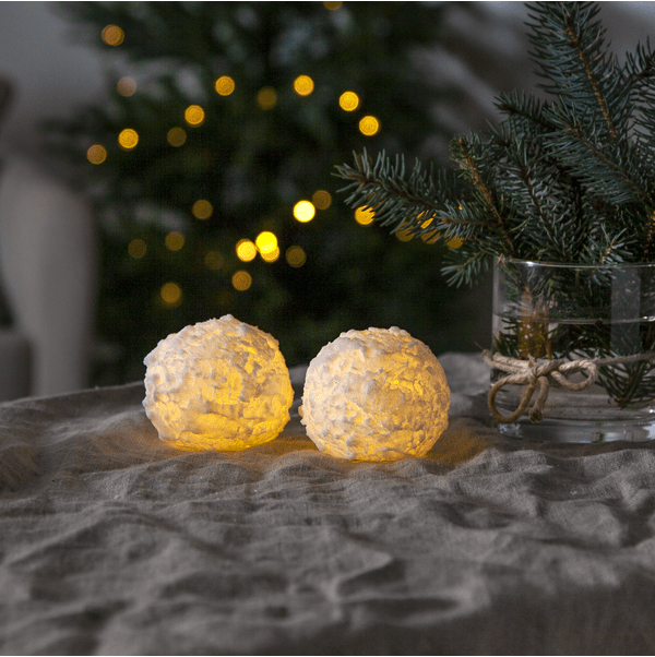 LED Kaars Snowball Wit Van Star Trading - Wassenkaarsen in een verpakking van 2 in de vorm van een sneeuwbal die een warm wit licht verspreiden.