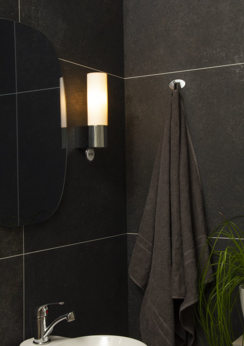 Cosenza 25cm Chroom badkamerlamp Van Aneta Lighting - Praktisch stopcontact aan de onderkant voor het aansluiten van bijvoorbeeld: een haardroger en een scheerapparaat.