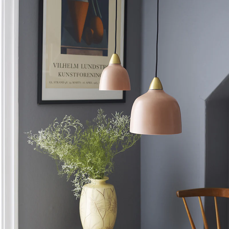 Urban Mini Ø15 Roze hanglamp Van Superliving - Ondanks zijn kleinere formaat verspreidt de Urban Mini een indrukwekkende lichtspreiding en is hij zowel geschikt voor boven het aanrecht als voor in een gezellige leeshoek.