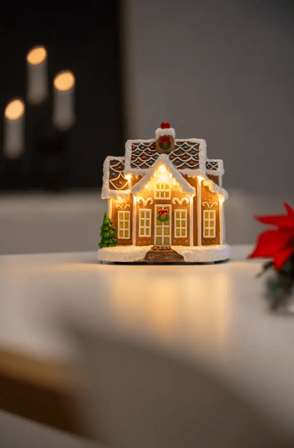 Peperkoekhuisje LED 17cm Bruin Van Konstsmide - Schattig peperkoekenhuisje met 9 LED-lampjes die de magie van Kerstmis verlichten met een warm wit licht.
