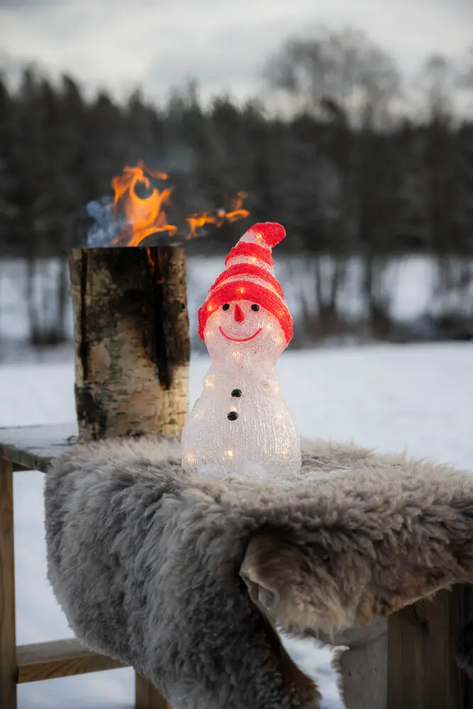 Sneeuwpop Van Acryl ROOD Van Konstsmide - Een speelse en waardevolle decoratie die voor kerstsfeer zorgt in de tuin, op het balkon of in de hal.