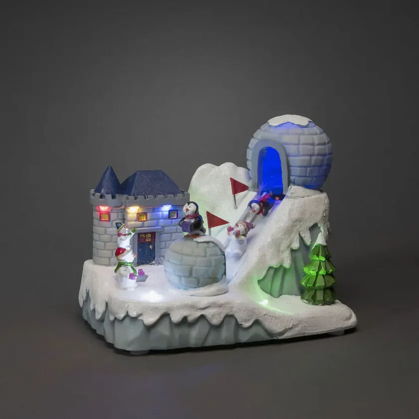 Mechanische Kerstdecoratie Met Skipiste Veelkleurig Van Konstsmide - Met vrolijke figuren, sneeuwballengevechten, slee&euml;n en een iglo verspreidt het een winteravontuur vol beweging, 8 felle LED-lampjes en 8 sfeervolle kerstliedjes.