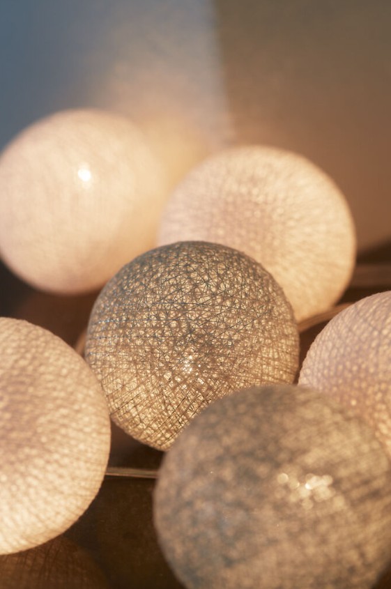 Irislights Silver 35-lights Zilver Van Irislights - De elegante zilveren lichtslinger van Irislights is een prachtige lichtbron gemaakt van handgemaakte bollen van katoen en polyester.