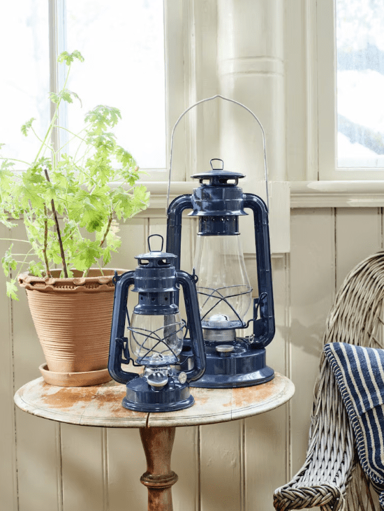 Storm Lantern small Blauw Van Strömshaga - Een lantaarn in een klassiek design die perfect past in het boothuis, op het huisje of op het strand voor maximale gezelligheid.