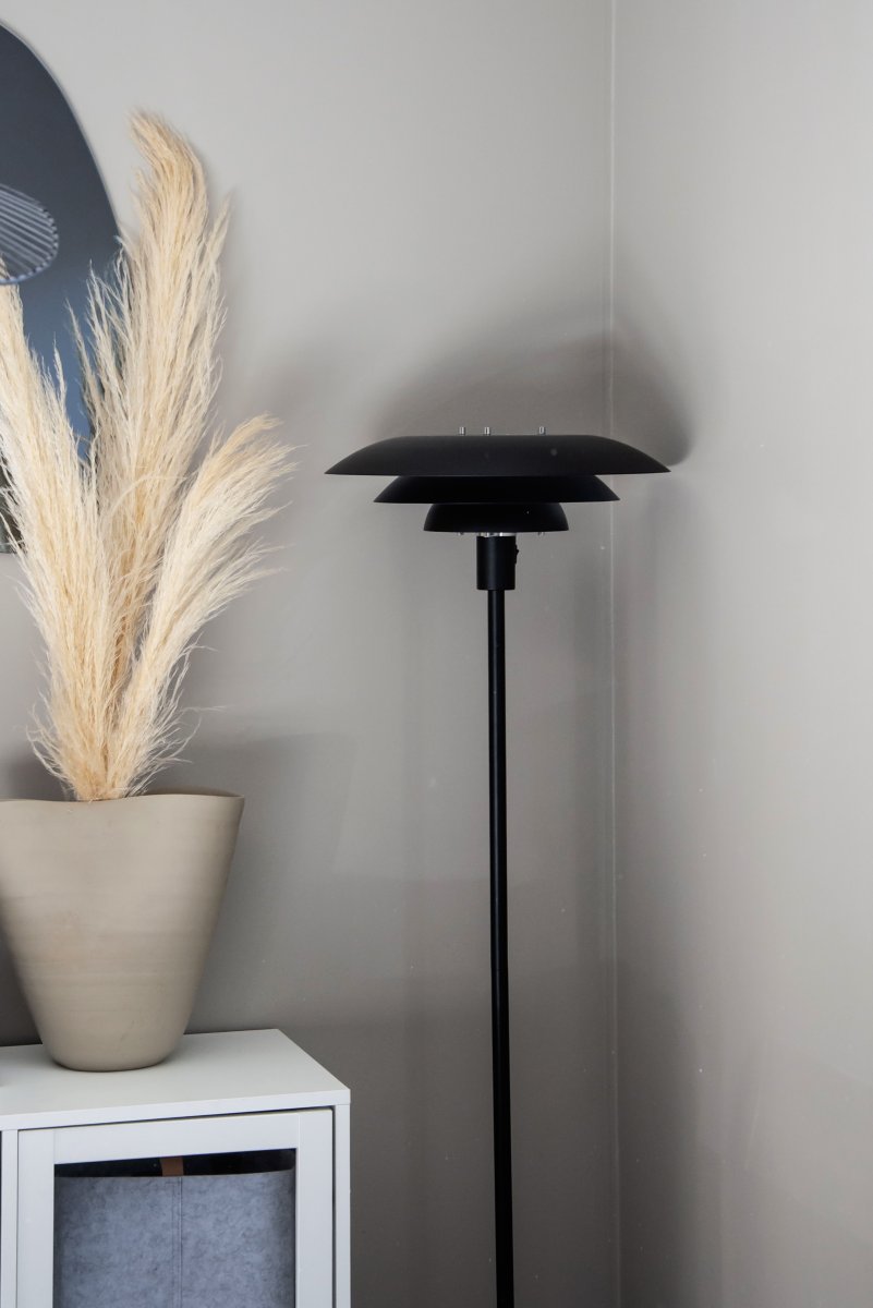 Epsilon Zwart vloerlamp Van Aneta Lighting - De Epsilon vloerlamp heeft een klassiek design met zwarte metalen kappen in drie niveaus die het licht prettig verspreiden en verblinding voorkomen.