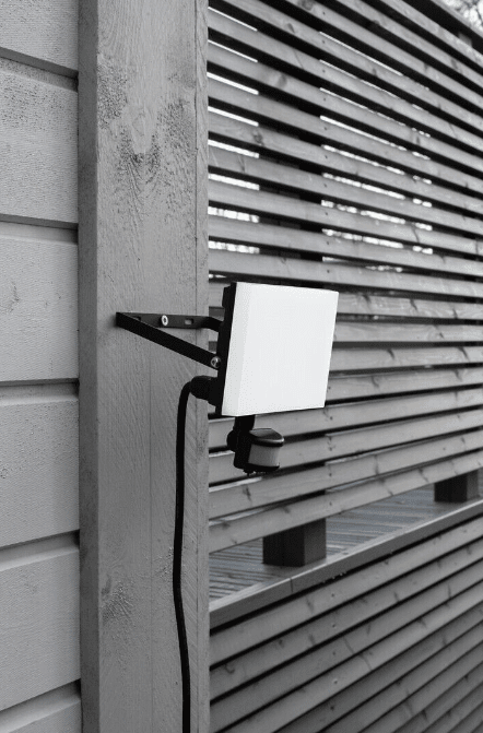 Airflood 20W Zwart buitenlamp Van Airam - De Airflood schijnwerper is modern, compact en ontworpen voor praktische, veilige en beveiligde verlichting van terreinen, magazijnen, gangen en parkeerplaatsen.
