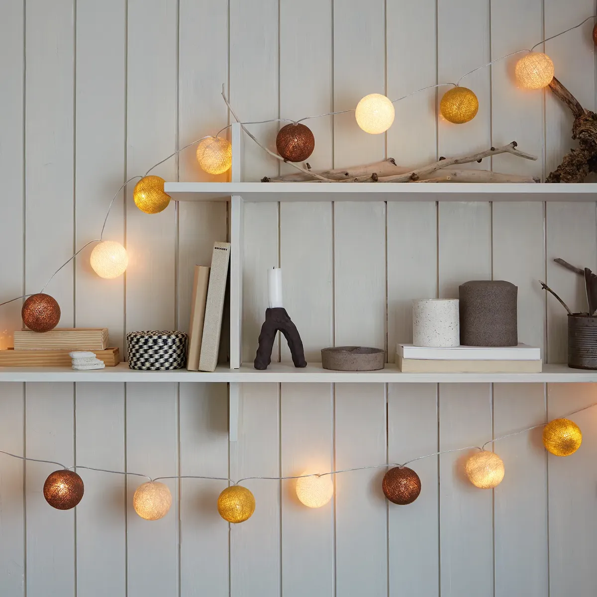 Irislights Biscotti 20-lights Bruin Van Irislights - Met zijn warme gloed en aardse kleuren in bruin, beige en wit is Biscotti een populair interieuraccessoire voor zowel groot als klein.