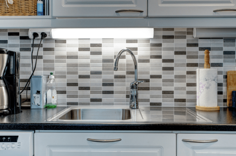 Handy Wandcontactdoos 110cm Wit Van Airam - Handy kan recht of in een hoek van 45&deg; op het oppervlak worden gemonteerd.