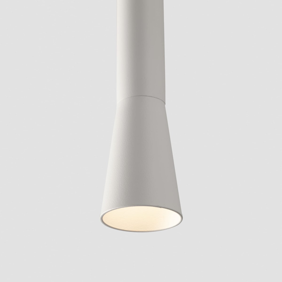 Nina Ø4 Wit hanglamp Van Faro Barcelona - Nina is een witte hanglamp met ge&iuml;ntegreerde ledtechnologie en een stijlvol, minimalistisch design.