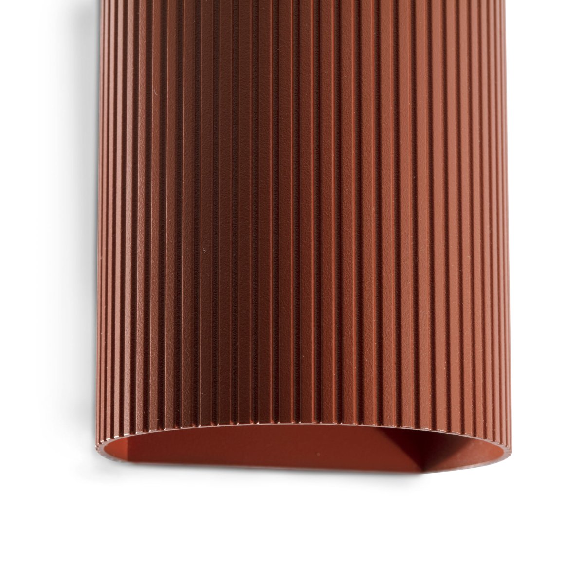 Sole 10cm Terracotta gecanneleerd wandlamp Van Faro Barcelona - Sole is een compacte terracotta wandlamp met een gecanneleerd oppervlak dat subtiele verfijning toevoegt aan elke omgeving.