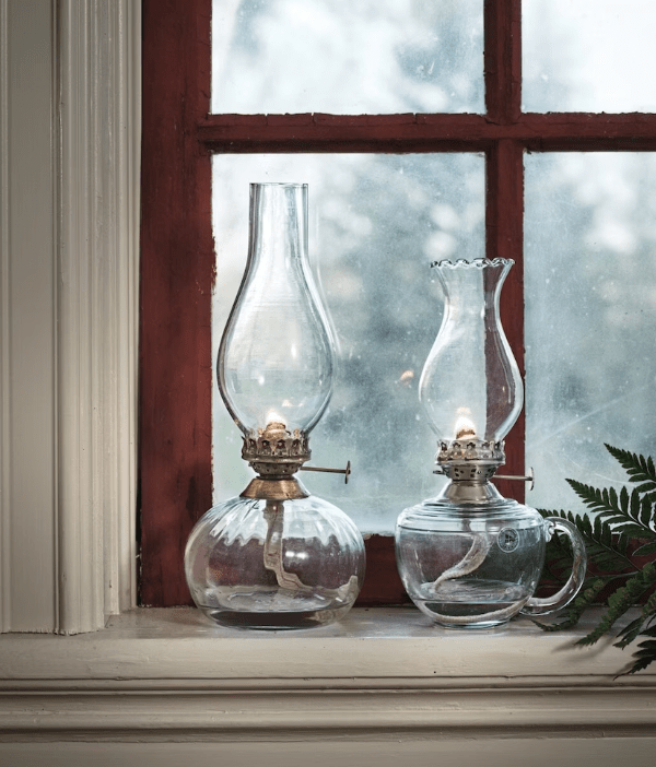 Kerosene lamp elisabeth round small Transparant Van Strömshaga - Ronde petroleumlamp van helder glas met strepen, brander van antiekkleurig messing en branderbuis van helder glas.
