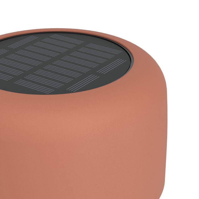 Roccanova 30cm ROOD solarlamp Van Eglo - De lamp laadt u eenvoudig op via het zonnepaneel of de meegeleverde USB-kabel en beschikt over een touchdimmer met drie helderheidsniveaus, waarmee u de verlichting naar wens kunt aanpassen.