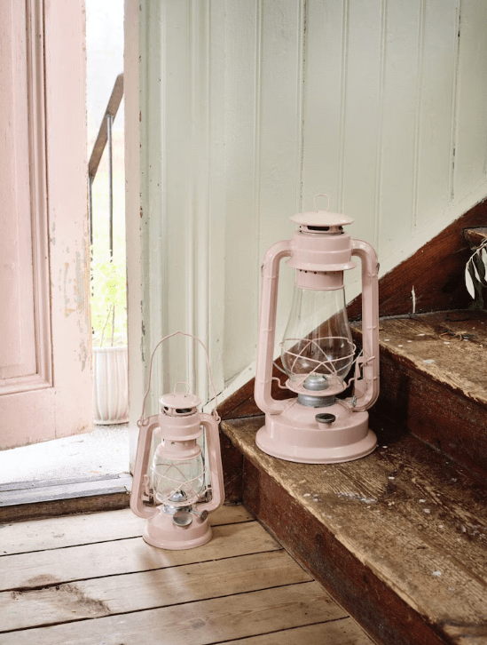 Storm Lantern big Roze Van Strömshaga - Een lantaarn met een klassiek design die een mooi interieurdetail vormt en zowel binnen als buiten voor een prachtig licht zorgt.
