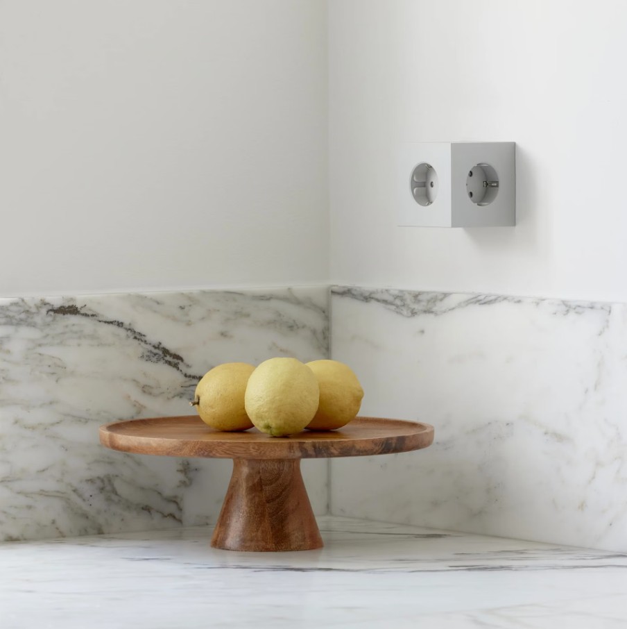 Square 2 Socket extender with 30W Dual USBC Grijs Van Avolt - Stopcontactvergroter van Avolt met een stijlvol design met een kubus van gerecycled plastic en een magnetisch plaatje aan de onderkant, zodat u de stekkerdoos gemakkelijk aan de muur kunt hangen.