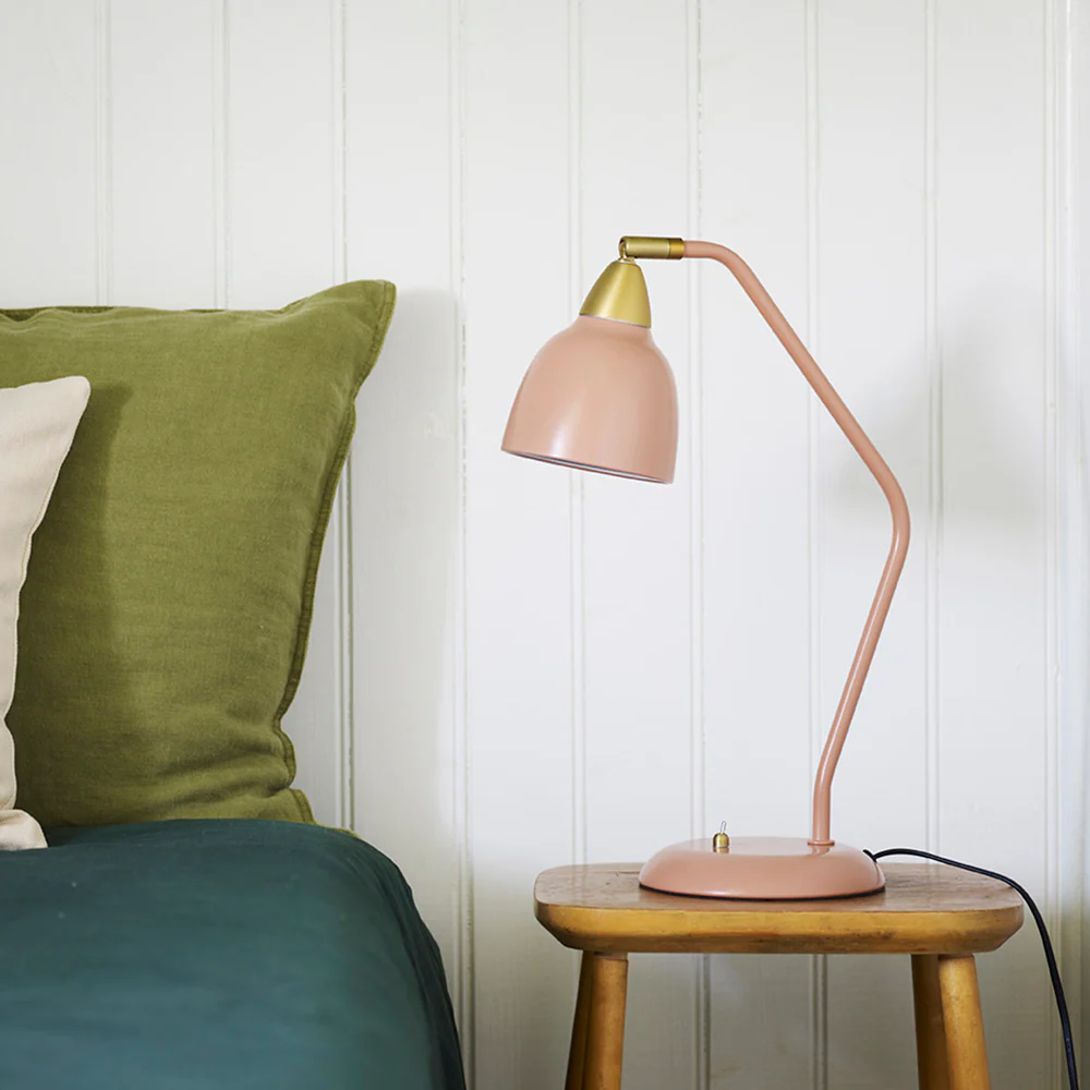 Urban 45cm Roze bureaulamp Van Superliving - Met Urban haal je een lamp in huis die niet alleen je ruimte verlicht, maar ook je interieur!