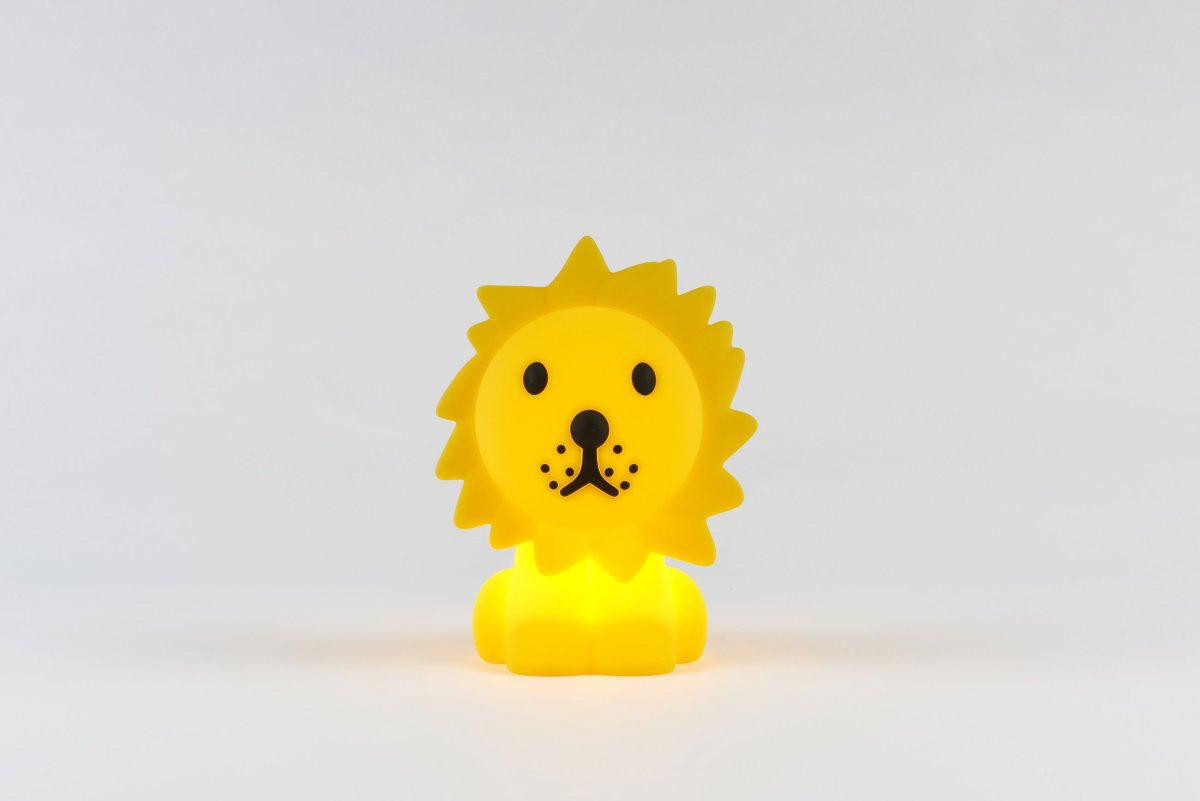 Bundle of Light - Lion Mini Geel kinderlamp Van Mr Maria - Ideaal als decoratie op een bureaulamp of als attent cadeau: deze 12 cm grote versie geeft een zacht licht en schakelt na 15 minuten automatisch uit met de timer om energie te besparen.