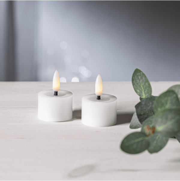 LED Theelichtje Flamme Flow Wit Van Star Trading - De lamp heeft een glanzende dip onder de lamp, dit oppervlak lijkt op vloeibare was, wat de lamp nog realistischer maakt samen met de levensechte Flamme lamp in warm wit licht.