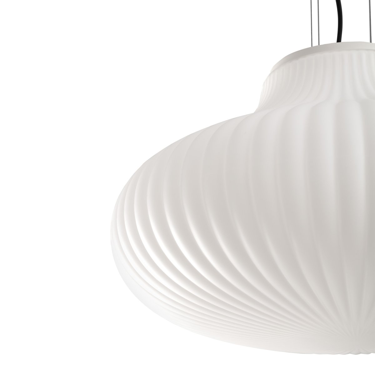 Isabelle Ø50 Wit hanglamp Van Faro Barcelona - Het opaalwitte glas verspreidt een warm en aangenaam licht, terwijl het oppervlak met schaduwen speelt en een levendige uitstraling cre&euml;ert.