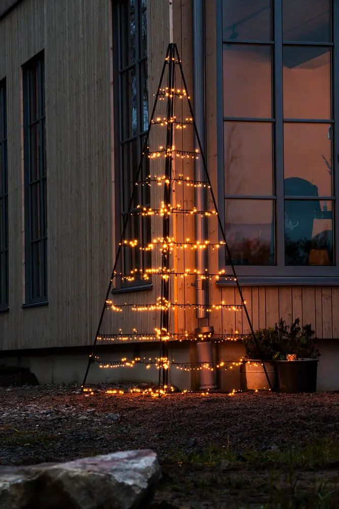 Metalen Decoratie Pyramide 240cm Zwart Van Konstsmide - Met 651 warme amberkleurige LED-lampjes verspreidt het een elegant licht en cre&euml;ert het een magische sfeer.