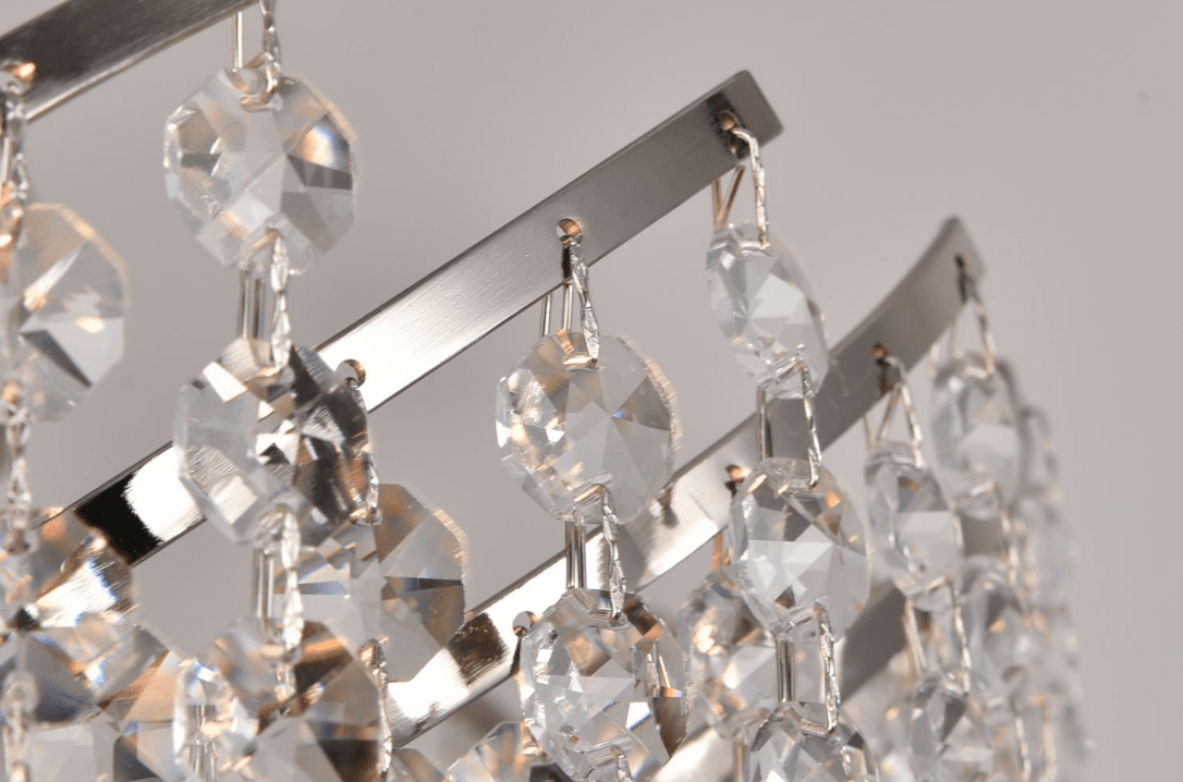 Leonore Ø40 Zilver kristal Van Norrsken Design - De exclusieve Leonore plafondlamp in nikkel met sprankelende, handgeslepen klasse 1 K9 kristallen geeft de kamer een tijdloze elegantie en glamour.