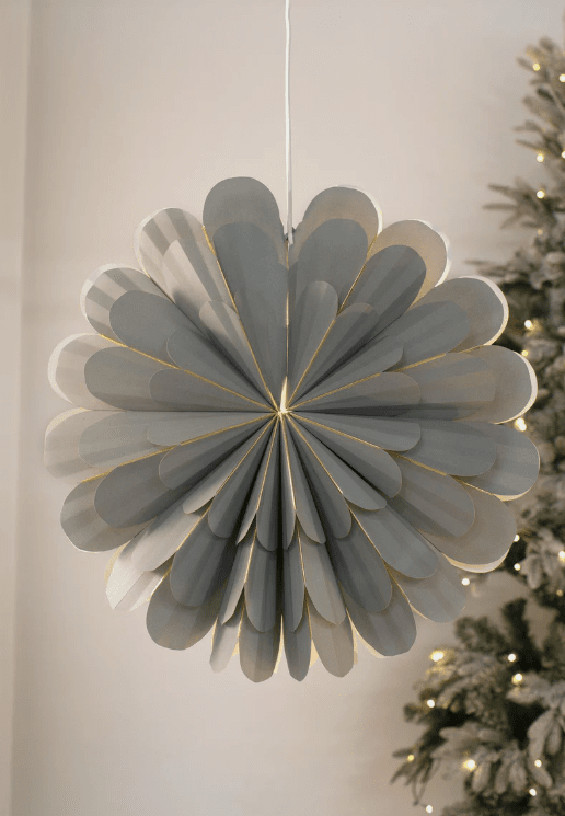 Marigold Ø60 Grijs Van Markslöjd - Met zijn grijze, papieren kap biedt hij een zacht vormgegeven look die een elegant contrast vormt met de meer traditionele kerststerren.