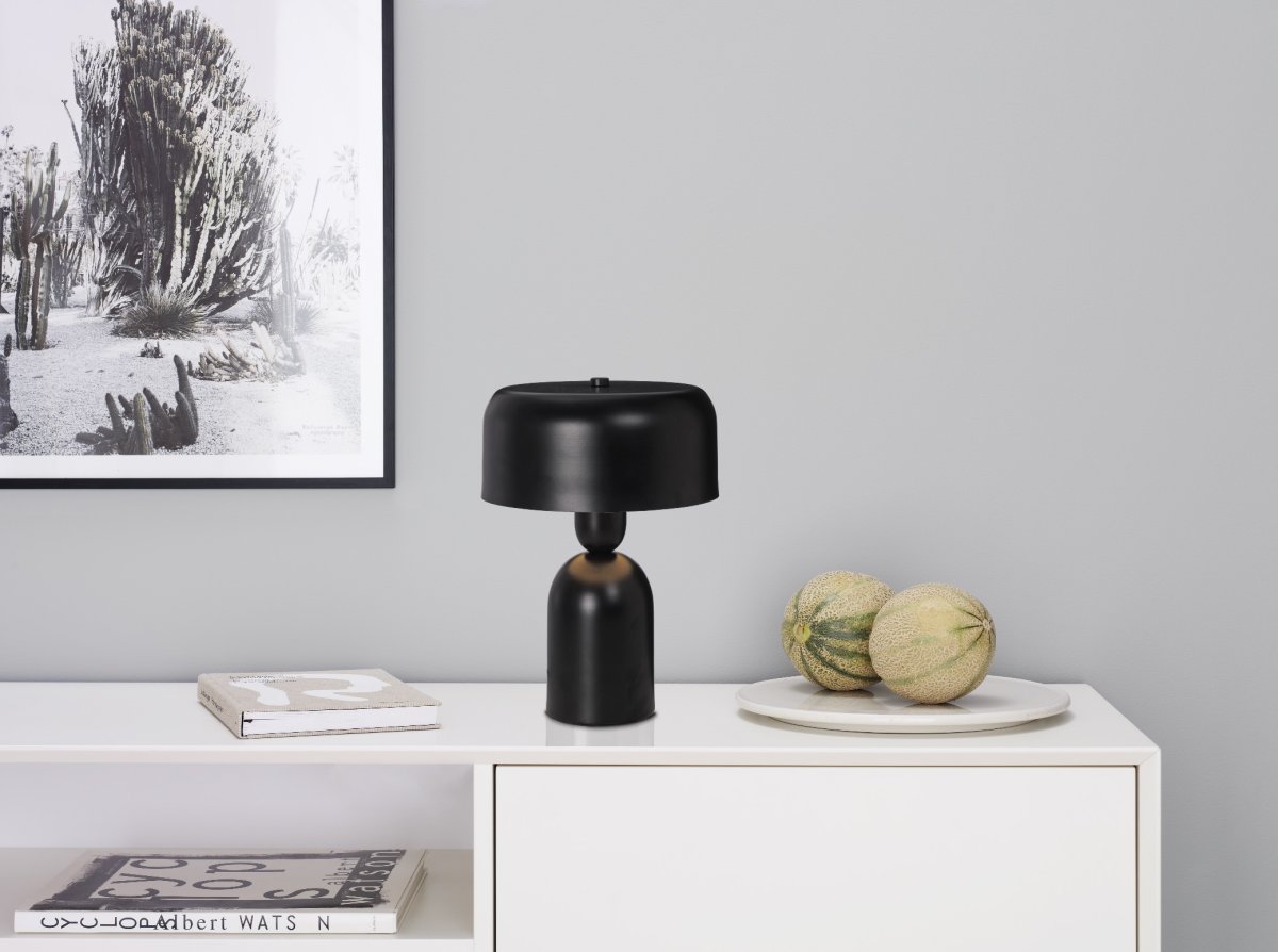Muza 32cm Zwart tafellamp Van Cottex - De Muza tafellamp in zwart metaal heeft een modern en minimalistisch design en is perfect als accentverlichting in elke kamer.