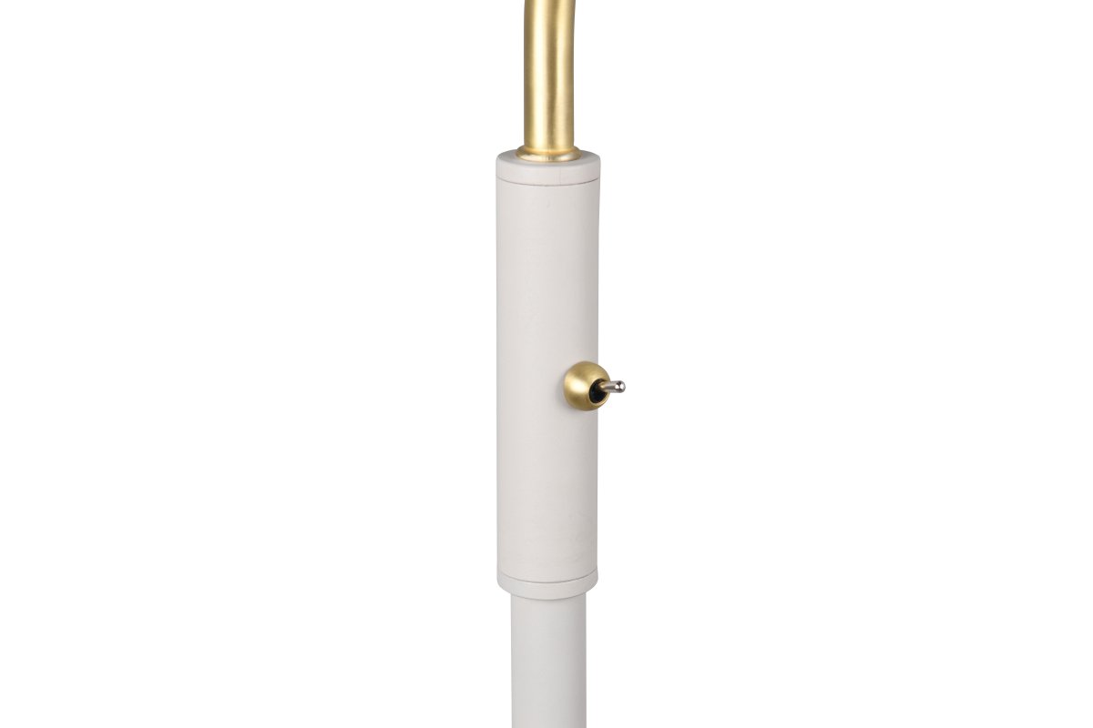 Traveller Grijs vloerlamp Van Trio Lighting - De warmgrijze kleurstelling en de lichtarm in mat messing zorgen voor een verfijnde touch, terwijl het minimalistische design past in verschillende interieurstijlen.