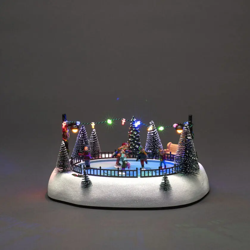 Mechanische Kerstdecoratie Met Schaatsbaan 13cm Veelkleurig Van Konstsmide - Cre&euml;er beweging en vreugde in uw kerstdorp met dennenbomen, lichtsnoeren en een winters landschap.