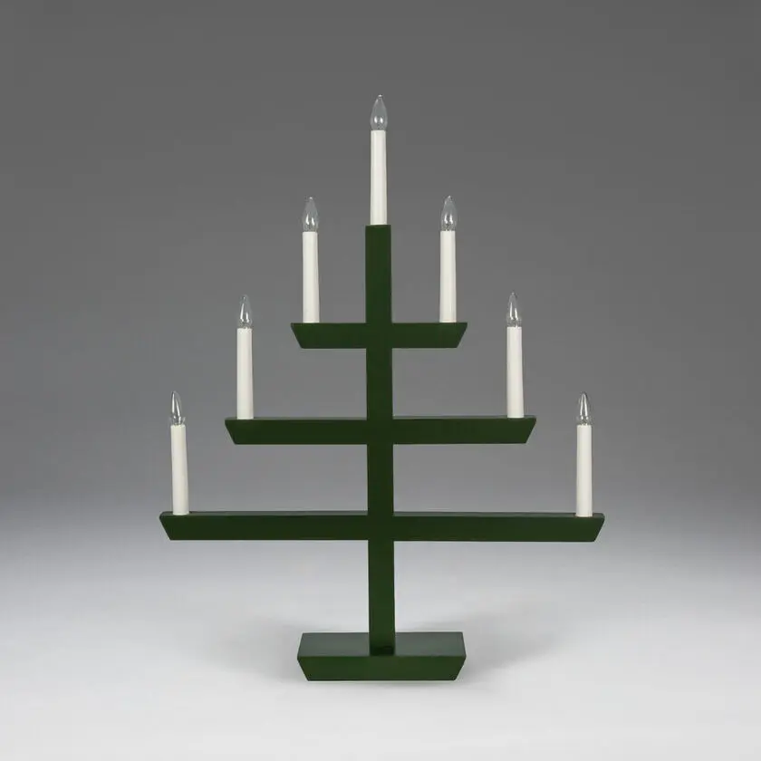 Wooden Candelabra 7 Lights Donkergroen Van Konstsmide - Een tijdloos interieurdetail dat een warme gloed verspreidt en perfect past bij het raam tijdens de advent, of als sfeerverlichting het hele jaar door.