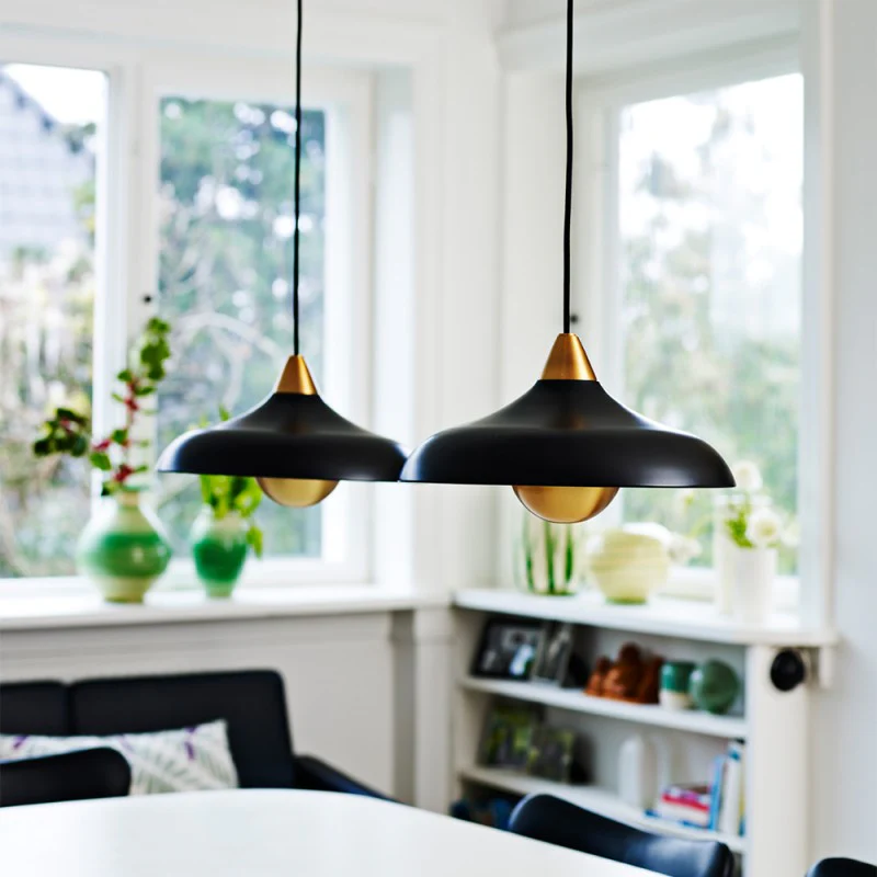 Urban Wide Ø36 Zwart hanglamp Van Superliving - Verfraai uw huis met de moderne Urban Wide hanglamp, een stijlvolle combinatie van een matte zwarte afwerking en elegante messing details.