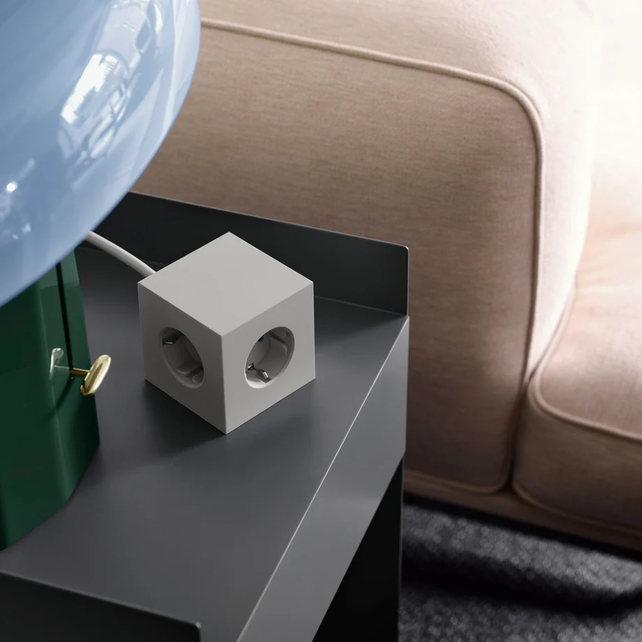 Square 1 with 30W Dual USBC & Magnetic base, 3m Grijs Van Avolt - Stekkerdoos van Avolt met een stijlvol design, voorzien van een lang PVC-snoer, een kubus van gerecycled plastic en een magnetisch plaatje aan de onderkant, zodat u de stekkerdoos gemakkelijk aan de muur kunt hangen.