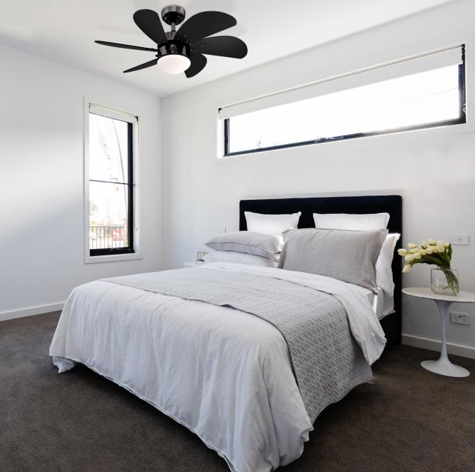 Turbo Swirl Ø76 Donkergrijs Van Westinghouse - Turbo Swirl plafondventilator in een glanzend metallic donker; oppervlak met zes zwarte bladen en een opaalkleurige, matte glazen koepel voor de verlichting.