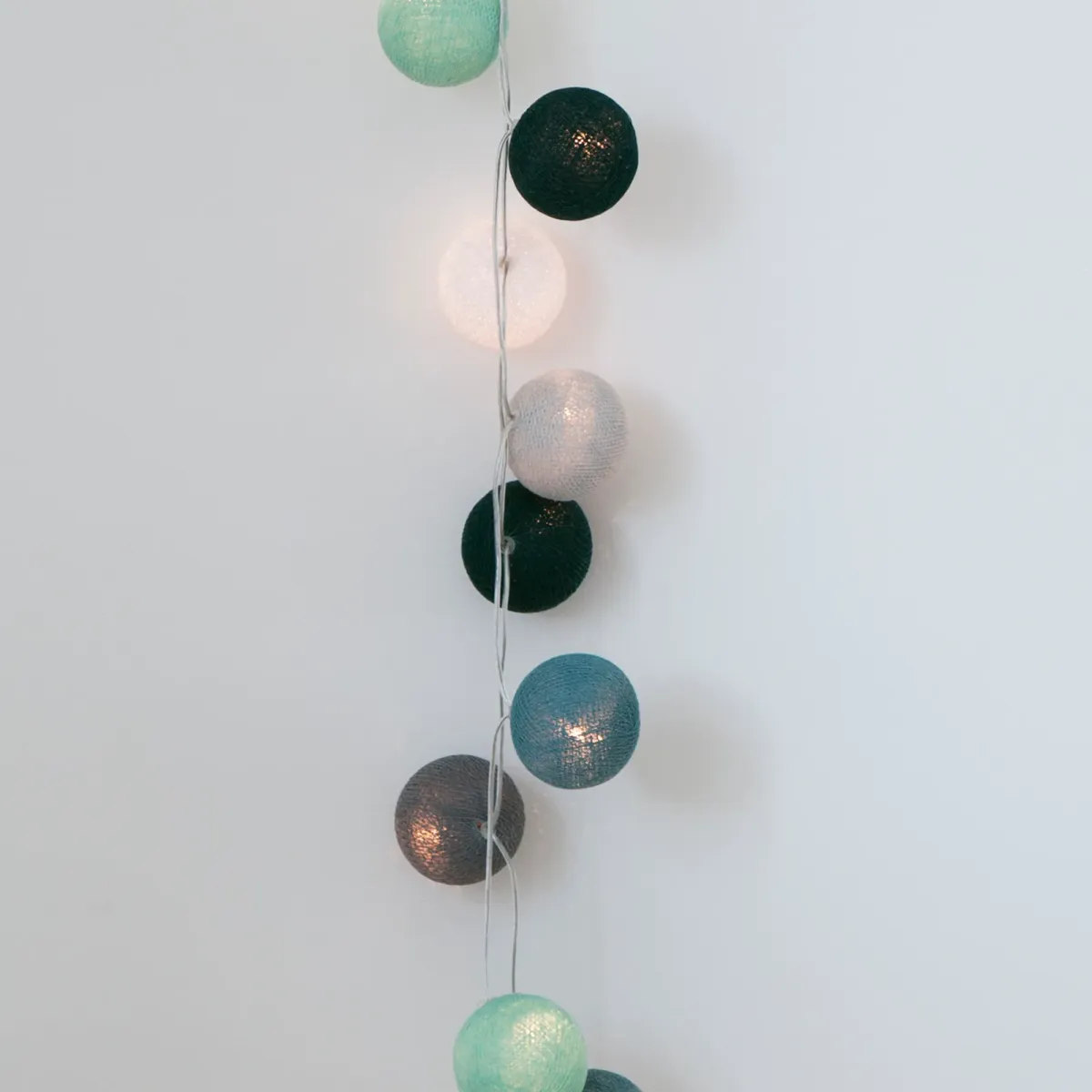 Irislights Cactus 20-lights Groente Van Irislights - Irislights Cactus is een decoratieve lichtslinger met ballen in verschillende tinten groen, wit en grijs die een gezellige gloed geven.