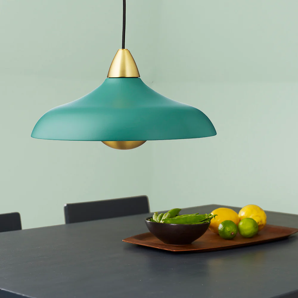 Urban Wide Ø36 Groente hanglamp Van Superliving - Verfraai uw huis met de moderne Urban Wide hanglamp, een stijlvolle combinatie van matte donkergroene afwerking en elegante messing details.