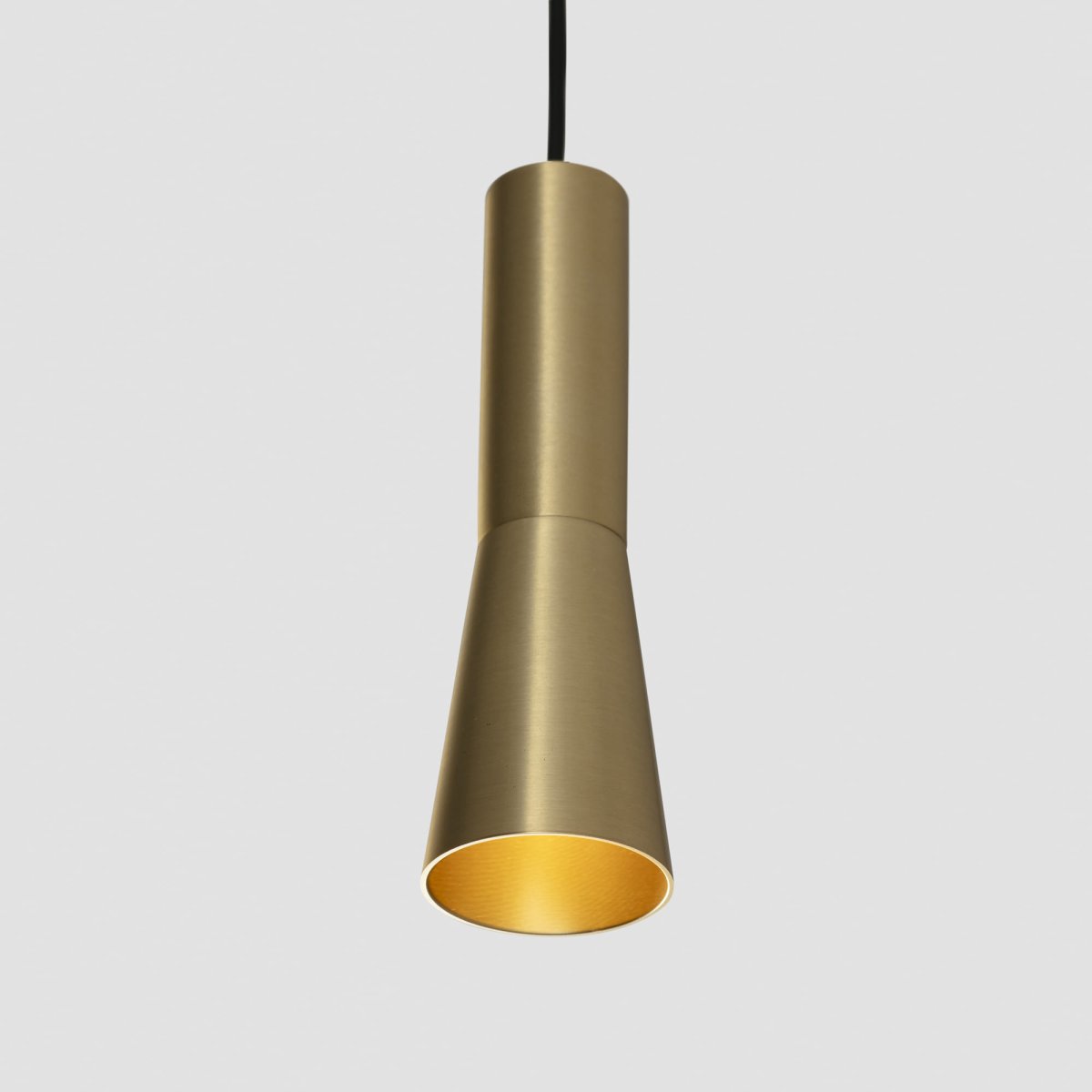 Nina Ø4 Goud hanglamp Van Faro Barcelona - Nina is een goudkleurige hanglamp met ge&iuml;ntegreerde ledtechnologie en een stijlvol, minimalistisch design.